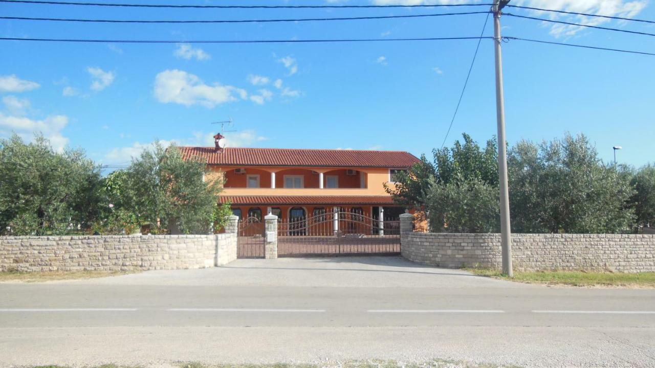 Apartment Dorina Buje Exterior photo